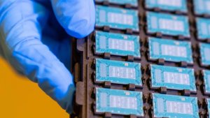 Intel продолжит разработку стеклянных подложек согласно плану, отвергнув слухи о передаче технологий Samsung