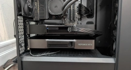 Сравнение габаритов GeForce RTX 5090 Founders Edition и RTX PRO 6000 в одном системном блоке