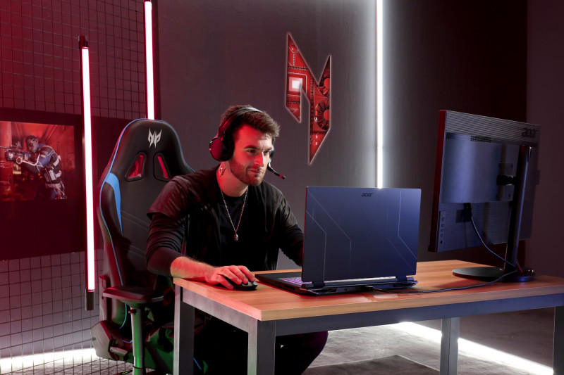 Acer Nitro5 Lifestyle 01.tif custom